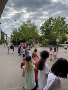 Kinder stehen hintereinander in einer Schlange