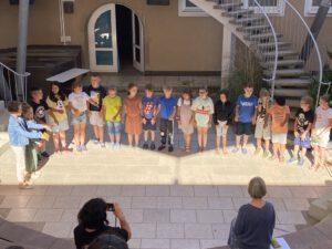 Kinder singen im Atrium