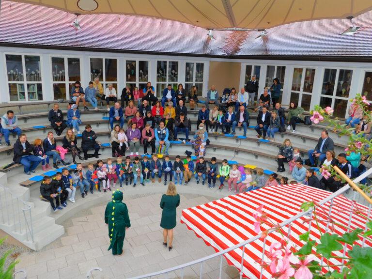 Eltern und Kinder im Atrium