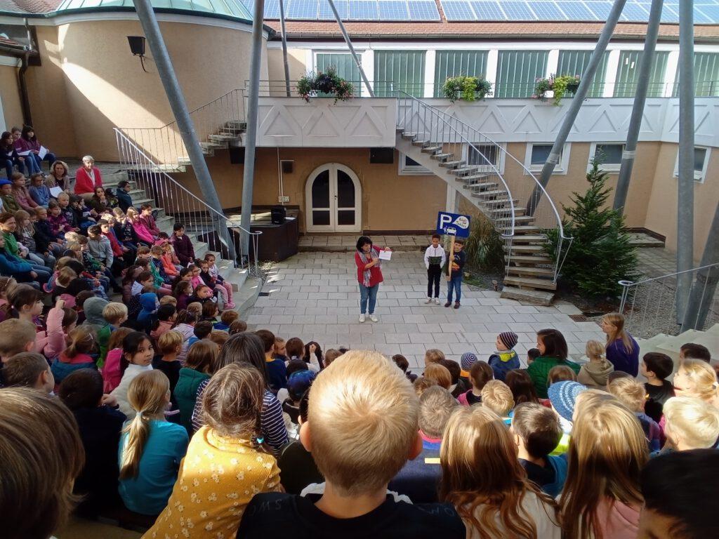 Kinder im Atrium