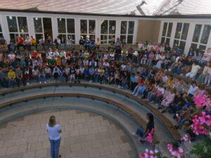 Alle Schüler sitzen im Atrium