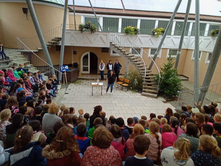 Schüler sitzen im Atrium