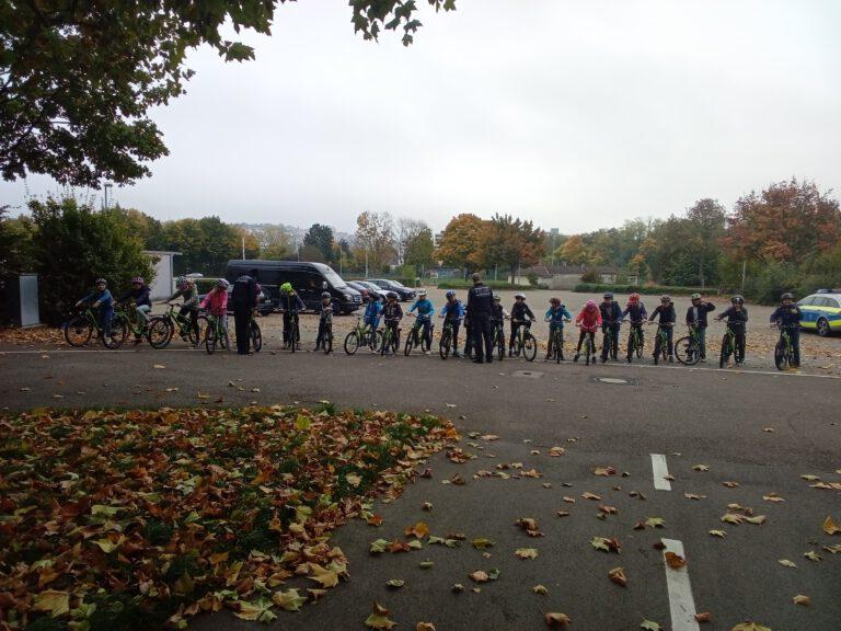 Kinder auf dem Fahrrad auf einem Verkehrsübungsplatz