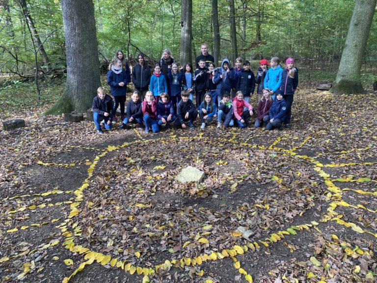 Klassenfoto im Wald