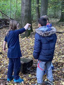 Kinder mit einer Becherluße in der Hand