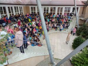 Kinder sitzen im Atrium