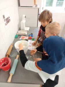 Kinder beim BAcken