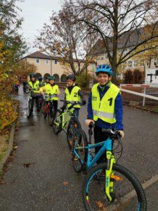 Kinder mit Fahrrad auf der Straße