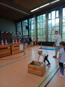 Kinder in der Turnhalle