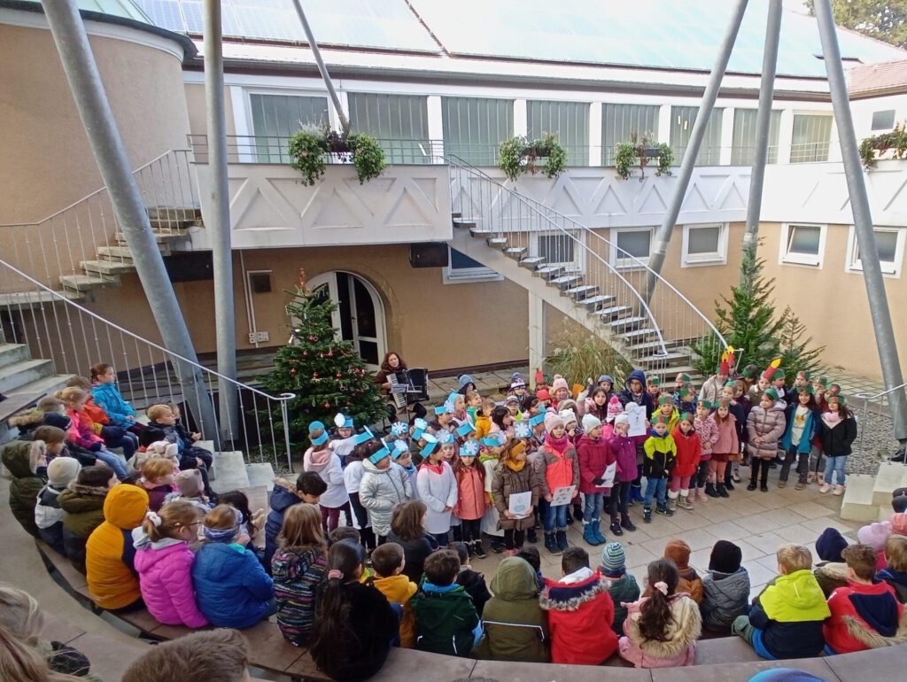 gemeinsamer Chor mit allen Kindern, begleitet von Akkordeon