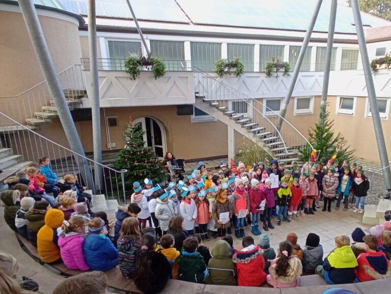 gemeinsamer Chor mit allen Kindern, begleitet von Akkordeon