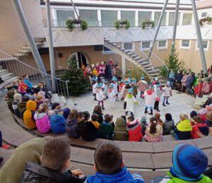 Tanzende Kinder im Atrium