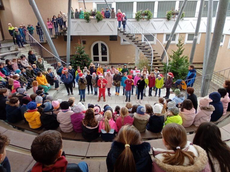 Kinder mit Nikolausmützen im Atrium