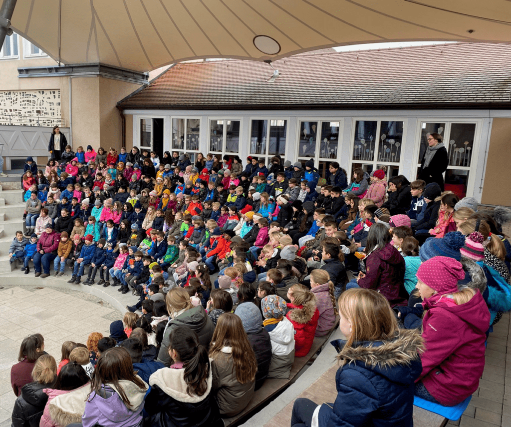 Kinder im Atrium beim ersten Ludwig 2023