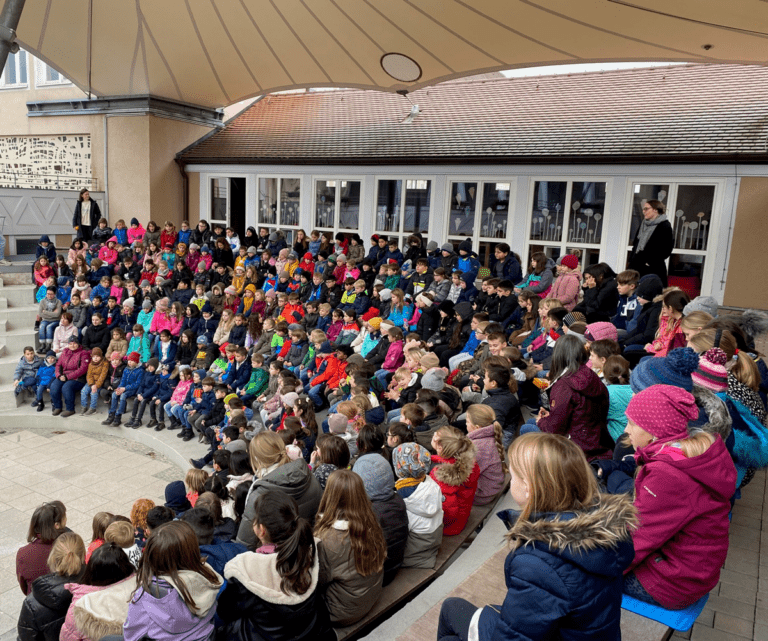 Kinder im Atrium beim ersten Ludwig 2023