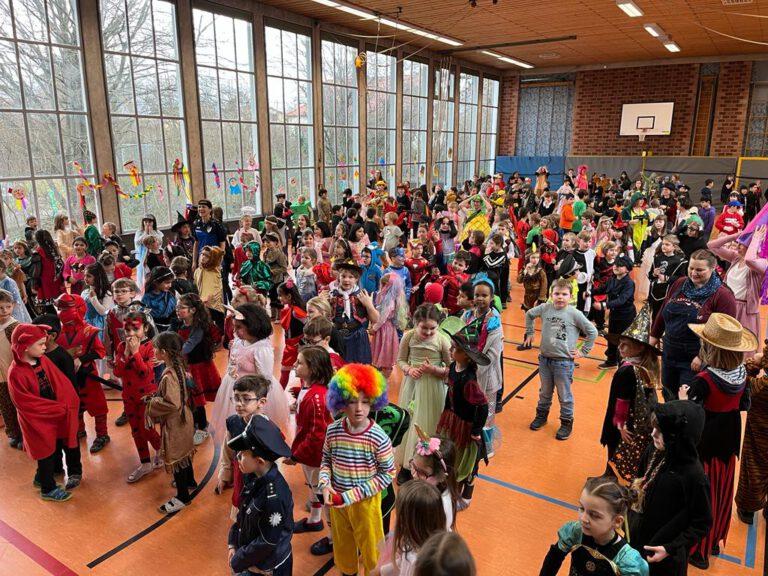 Verkleidetet tanzende Kinder in der Turnhalle