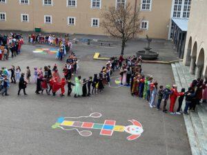 Polonaise über den Schulhof