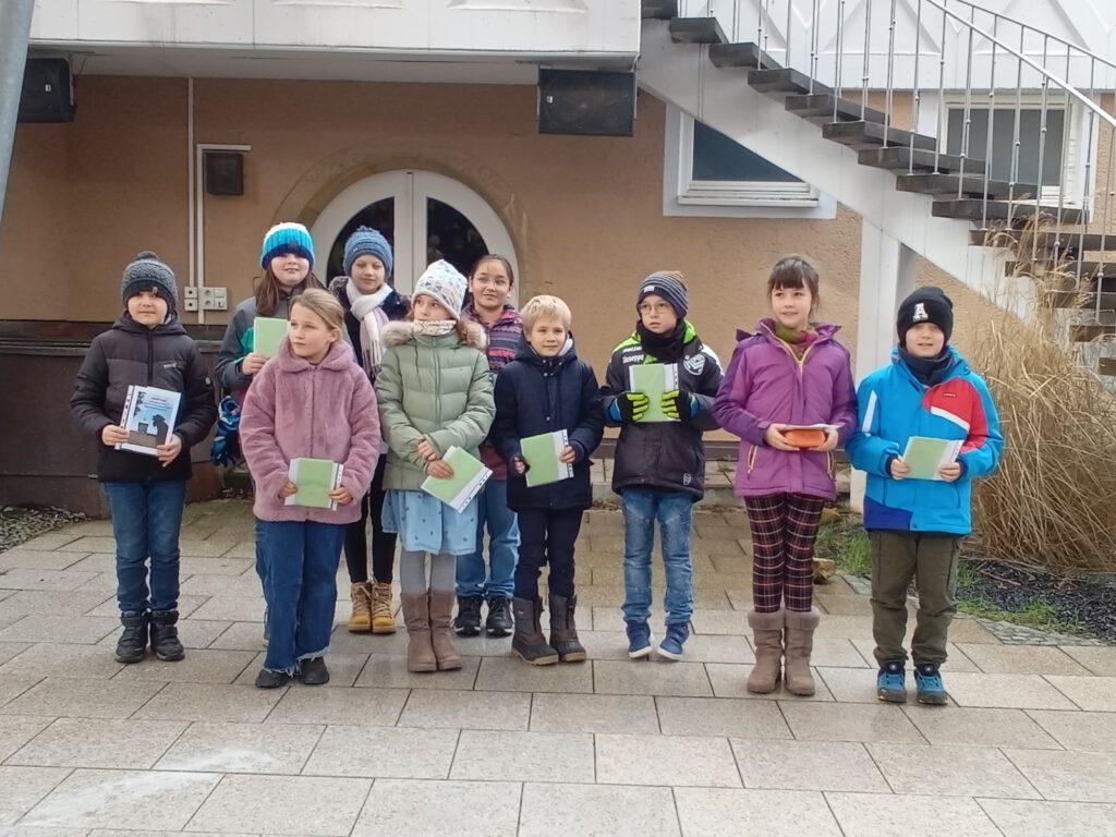 Sozialpreisträger mit Urkunde