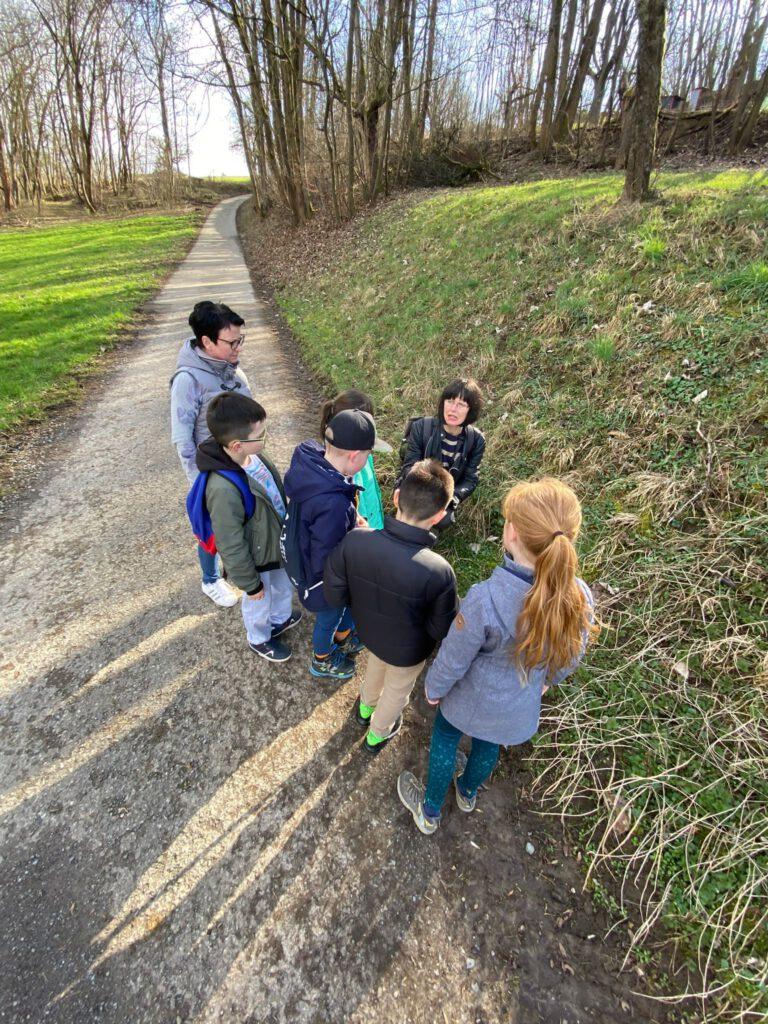 Gruppe Kinder an einer Wiese