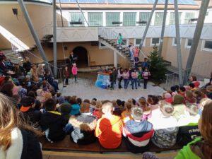 Kinder im Atrium