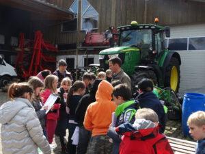 Kinder stehen auf BAuernhof