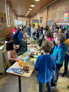 Flohmarktverkauf im Schulhaus