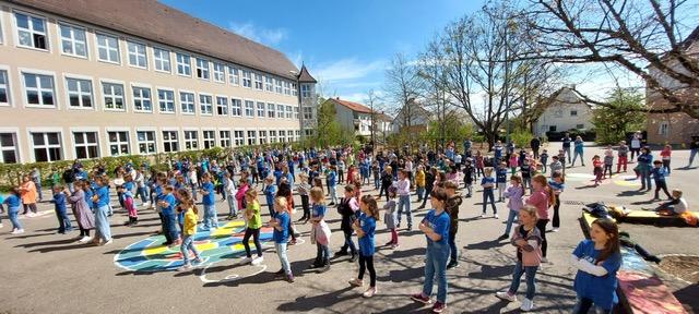 Flashmob TAnz auf dem Schulhof