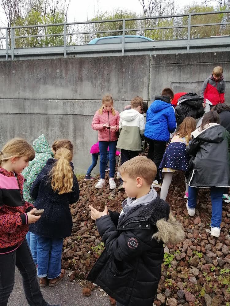 Kinder beim Besuch der KLäranlage