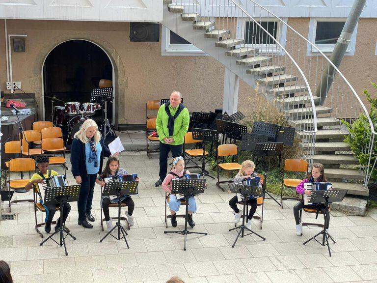 Akkordeon Vorspiel im Atrium