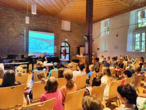 Kinder bei Autorenlesung im Spitalsaal