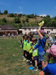 Kinder jubeln beim Fussball