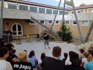 Mann spielt im Atrium Trompete