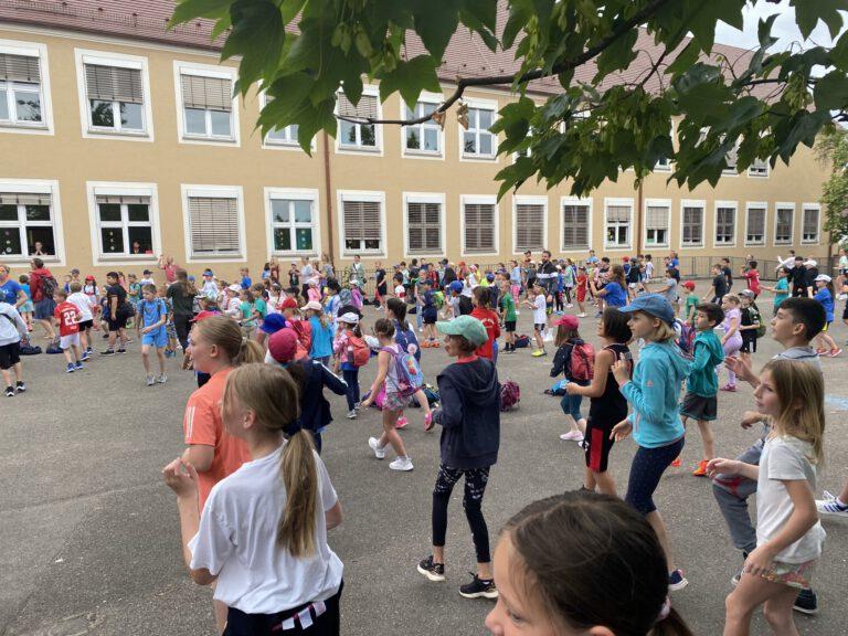 Tanzende Schüler auf dem Schulhof