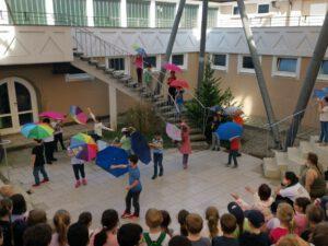 Regenschirmtanz im Atrium