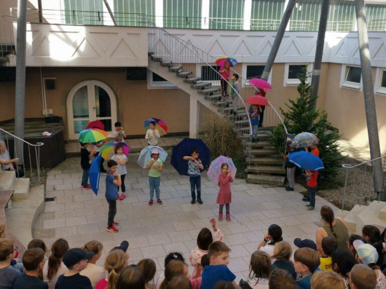 Regenschirmtanz im Atrium