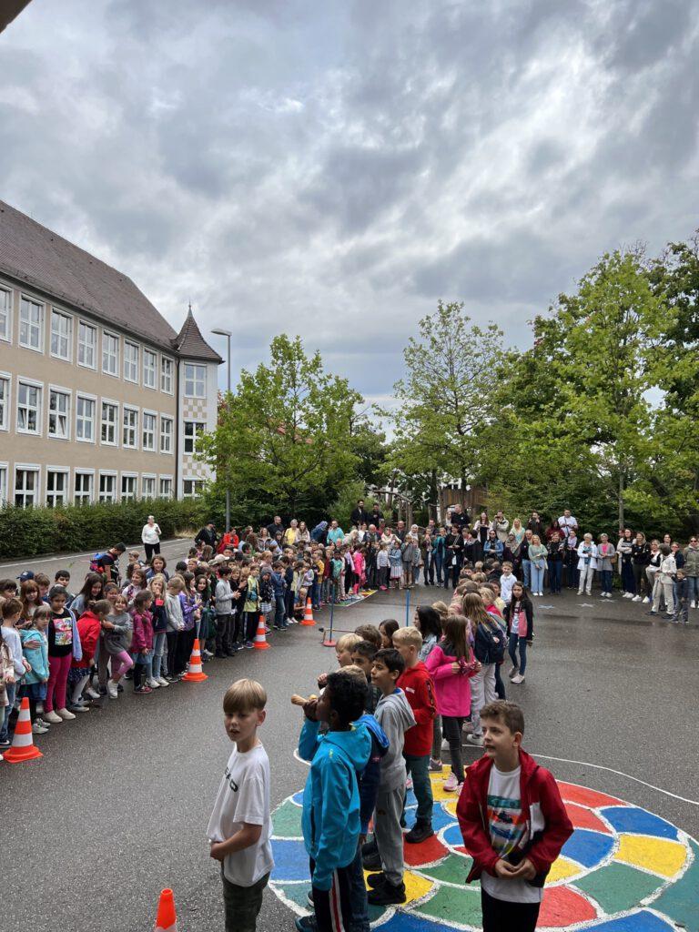 Aufstellung zum Hopf auf dem Schulhof