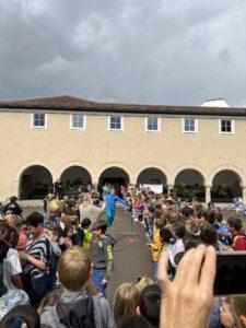 Schüler hopfen über die Schippe