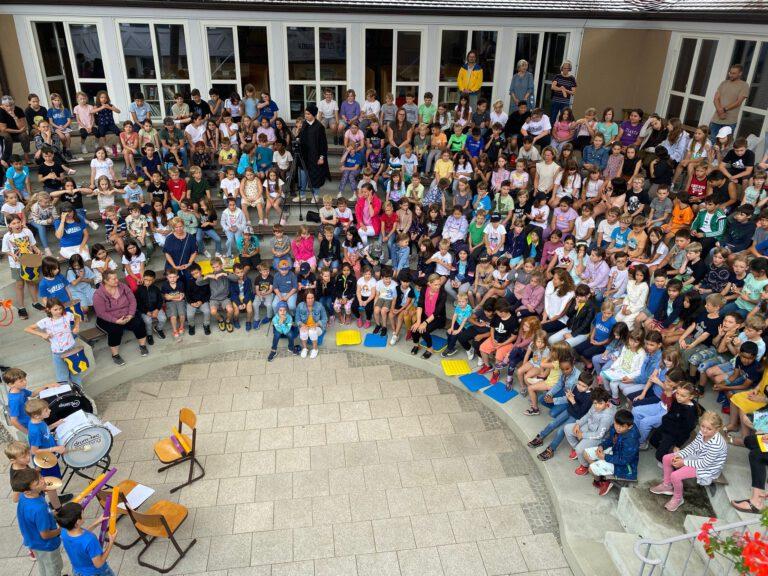 Versammlung im Atrium