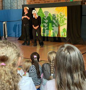 Theaterspiel in der Turnhalle