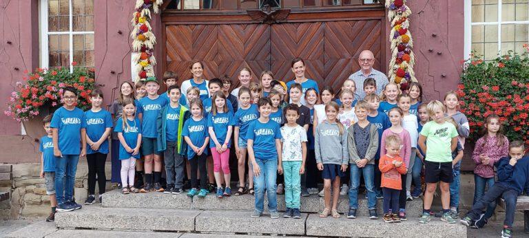 Schüler bei der Siegerehrung vor dem Rathaus