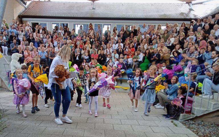 Kinder auf dem Weg ins KLassenzimmer