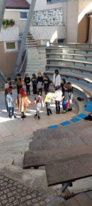 Kinder spielen Theater im Atrium