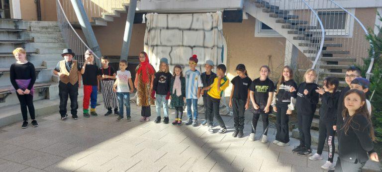 Kinder verbeugen sich nach Theater