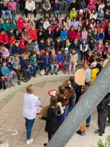 Kinder im Atrium