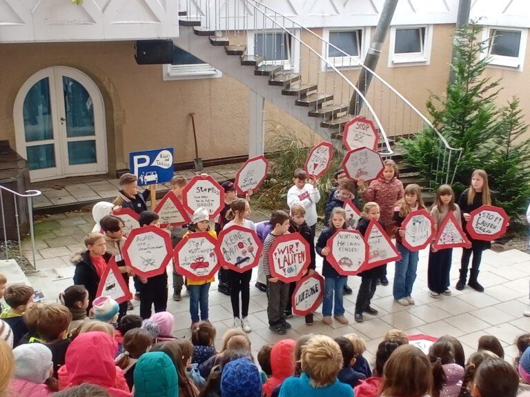 Kinder mit Straßenschildern