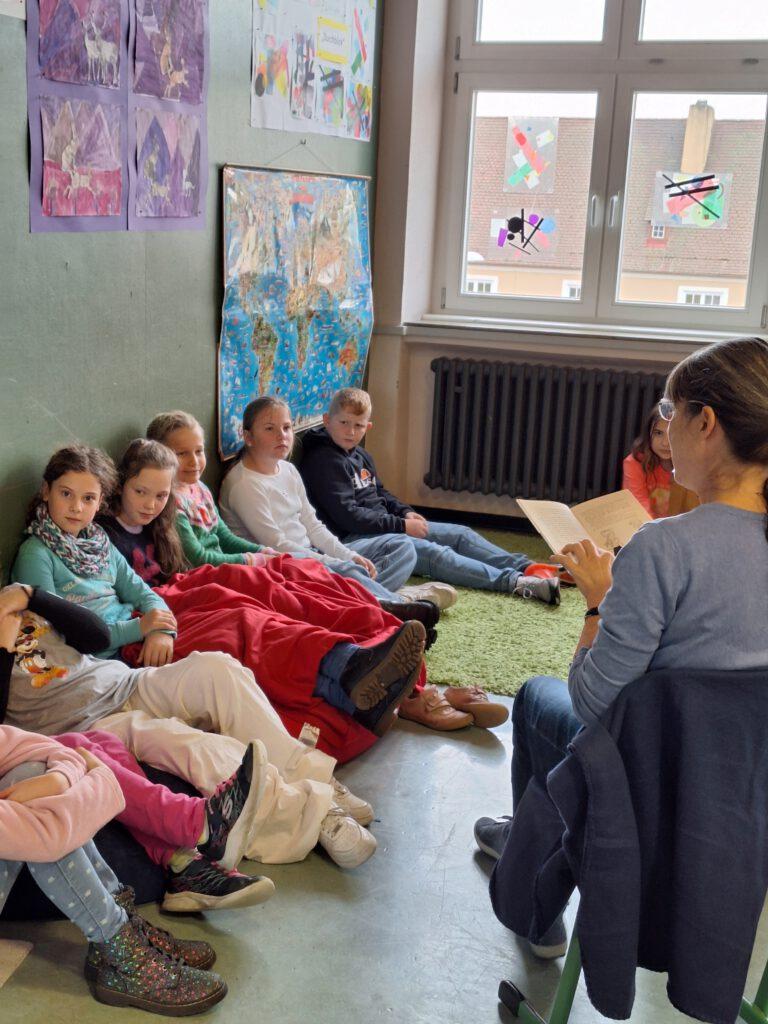 Vorlesetag in der Schule, Lehrerin liest Kindern vor