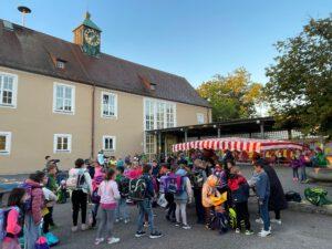 Kinder am Stand zum Stempeln