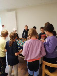 Kinder spielen Tischkicker