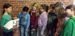 Kinder zu Besuch einer Ausstellung