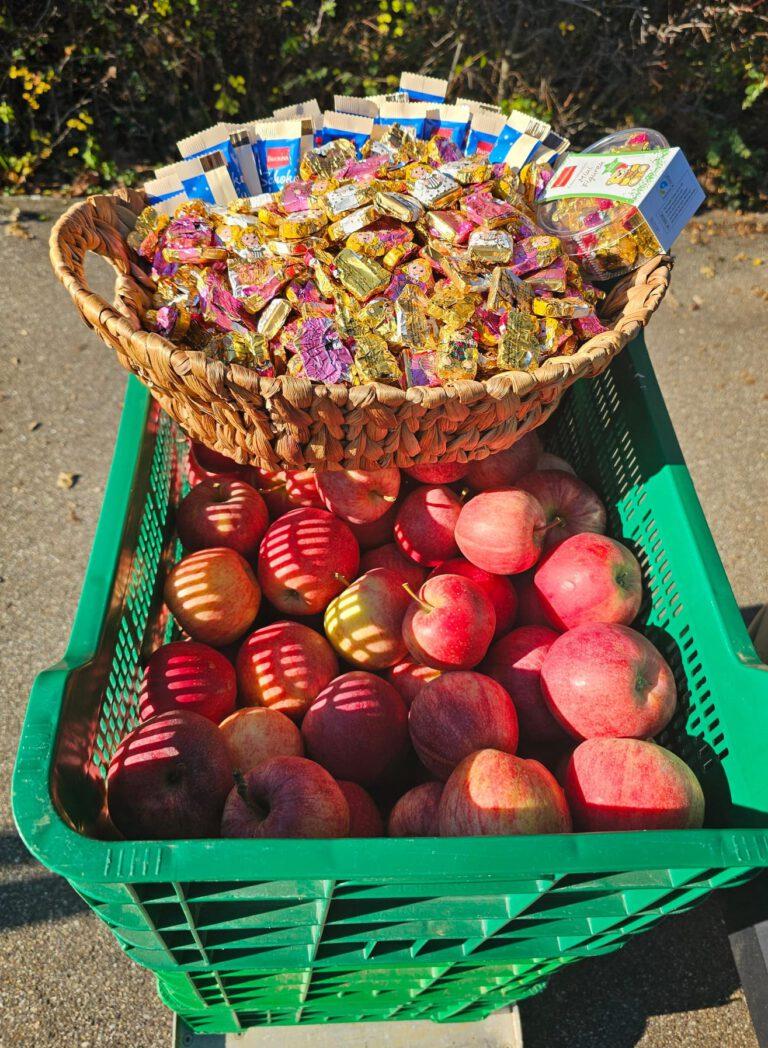 Korb mit Äpfeln und Schokolade